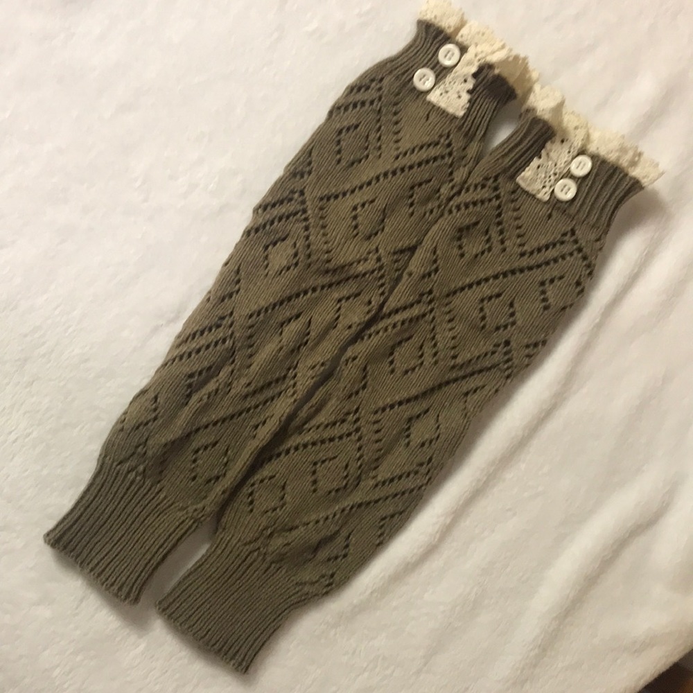 Leg warmers with lace and buttons